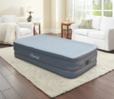 מזרן מתנפח ליחיד כולל משאבה צבע אפור Glamp GTSAB46 – מזרן מונח על שטיח בהיר בחדר מגורים