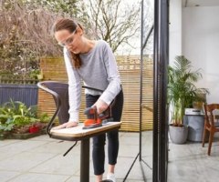 מלטשת חשמלית נטענת Black+Decker BDCDS18N-XJ – אישה מלטשת רהיט עץ במרפסת, מרכיבה משקפי בטיחות