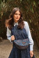 פאוץ' דגם JABALI כחול מידות 34X10X16 ס"מ של חברת PIP STUDIO