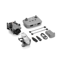 רחפן DJI Mini 5 Pro – 4K רחפן אפור מקופל שלט רחוק וחלקים נוספים מונחים על רקע לבן