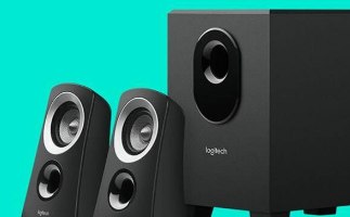 רמקולים למחשב Logitech Z313 2.1 – שני רמקולי לווין שחורים וסאבוופר שחור גדול ממוקמים על רקע טורקיז