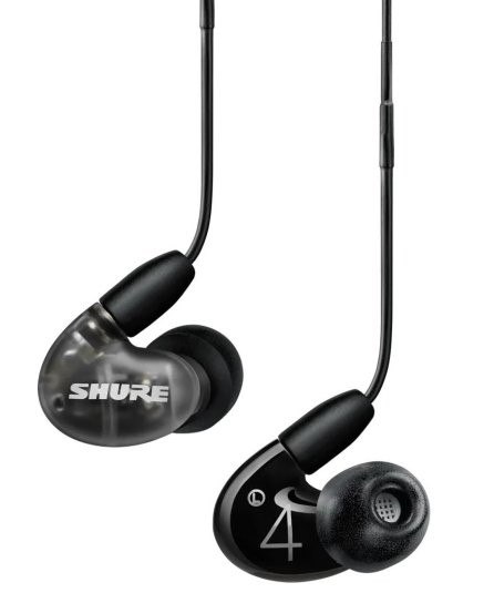 אוזניות מקצועיות מבודדות רעש Shure AONIC 4 – זוג אוזניות קוויות אחת שחורה ואחת שקופה כהה על רקע לבן אלחוטי