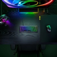 מקלדת גיימינג מכנית Razer Huntsman V3 HE Magnetic Mini 65% 8KHZ – המקלדת המוארת ממוקמת במרכז עמדת גיימינג עם עכבר