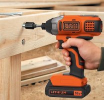 מברגה אימפקט נטענת 18V גוף בלבד- ללא סוללה Black+Decker BDCIM18N-XJ – אדם משתמש במברגה כתומה-שחורה