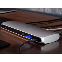 תחנת עגינה Corsair TBT100 Thunderbolt 3 Dock – פריט בודד בצבע כסוף-אפור על שולחן עץ עם כבל USB