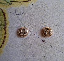 עגילים צמודים עם יהלומים חומים
