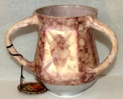 נטלה, כוס לנטילת ידיים, עשויה אלומיניום, בצבע ורוד עתיק עם לבן צביעת טאי דאי בטיק, מים אחרונים