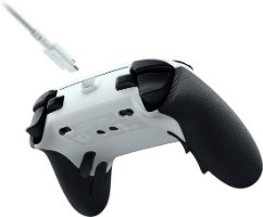בקר משחק אלחוטי צבע לבן Razer Raiju V3 Pro PlayStation 5/PC – פריט בודד הבקר הלבן נראה מאחור עם כבל USB-C חוטי