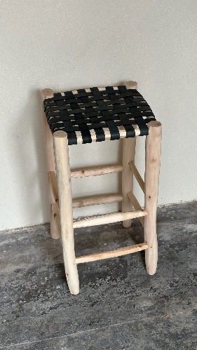 כסא בר עץ ועור שחור
