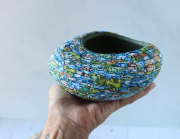 עציץ בינוני בצורת חלוק נחל אסימטרי בגווני ירוק וחום