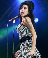 בובת עץ עומדת של המוזיקאית איימי ויינהאוס Amy Winehouse - סוג ב'