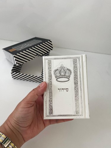 סידור כיס שעריו בתודה לבת ישראל כולל תהילים- לבן כסף