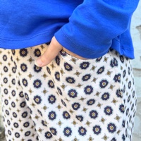 מכנסיים כפולים מדגם נור עם הדפס על רקע בצבע ורוד בהיר