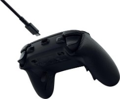 בקר משחק אלחוטי צבע שחור Razer Raiju V3 Pro PlayStation 5/PC – בקר המשחק השחור נראה מאחור וכבל USB-C שחור מוכנס לפתח הטעינה