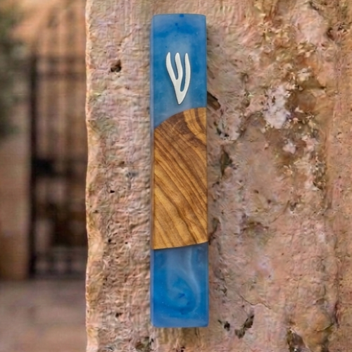 Blue & White Mezuzah: Olive Wood & Deep Blue ResinMezuzá Azul y Blanco: Olivo y Resina Azul Profundo