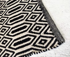 שטיח כותנה מעויינים ארוך - טבעי ושחור