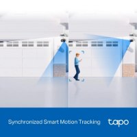 מצלמת אבטחה Tp-Link Tapo C246D – תמונת אינפוגרפיקה הממחישה את יכולת המצלמה לעקוב אחר תנועת אדם מחוץ למוסך