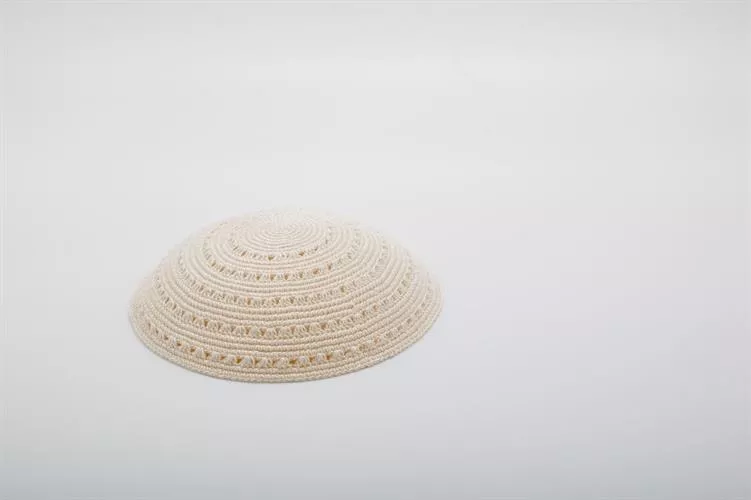 כיפה סרוגה בצבע קרם