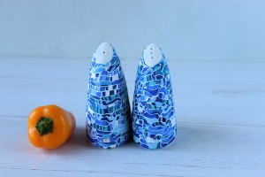 זוג מלחיה ופלפליה אסימטריות מפורצלן בגווני כחול ולבן