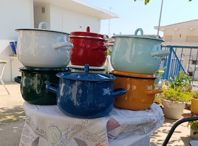 סיר אמייל מעוגל בעיצוב נוסטלגי | נפח 3.5 ליטר במגוון צבעים (תוצרת אוקראינה)