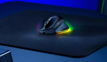עכבר גיימינג אלחוטי רייזר Razer Pro Click V2 – שחור על פד עכבר כהה עם תאורת RGB צבעונית
