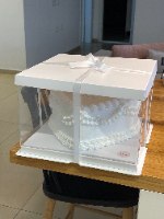 קופסא שקופה לעוגה 30/30/20 - צבע לבן כולל סרט