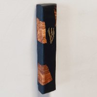 מזוזה 15 ס"מ בעיצוב "רטרו-מודרני" – שחור ועץ
