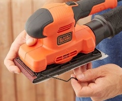 Black+Decker BEW220-QS 150W – מלטשת רוטטת קלה לשימוש גם למתחילים.
