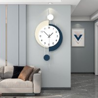 שעון קיר מעוצב גדול לאורך, שעון מודרני מתכת כסופה עם אלמנט מרכזי בצבע שמנת וכחול עמוק