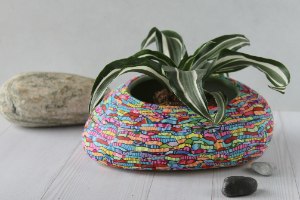 עציץ גדול בצורת חלוק נחל אסימטרי בצבעוניות עזה