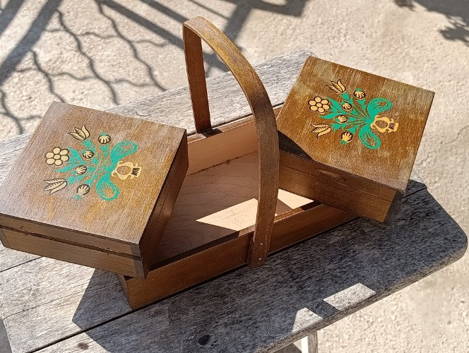 קופסת תפירה מעץ וינטג' פולנית עבודת יד – דו-קומתית נפתחת על ציר עם עיטורי פרחים