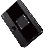 ראוטר סלולרי נייד TP-Link M7350 4G LTE – ראוטר שחור מוטה עם מסך מידע מואר ולוגו 4G LTE