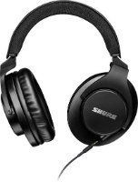 אוזניות אולפן מקצועיות Shure SRH440A – אוזניות שחורות פריט בודד עם כבל אודיו מחובר נראות על רקע לבן