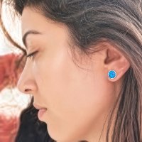 עגילי זהב צהוב 14K צמודים לאוזן בשיבוץ אבן אופל כחולה