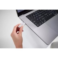 זיכרון נייד SanDisk Phone Drive USB-C 64GB – יד מכניסה את הזיכרון הנייד הלבן לשקע USB-C של מחשב נייד כסוף