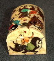 קופסה קטנה פרסית ישנה עשויה עצם בקר ומצוירת בעבודת יד