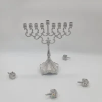 חנוכיית פיוטר בסגנון ייחודי