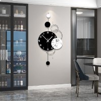 שעון קיר גדול בעיצוב ייחודי, שעון פרזול כסוף עם אלמנטים עגולים בצבע שחור לבן ואפקט שיש