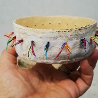 קרמיקה פיסולית בשילוב חוטי רקמה