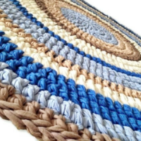 שטיח עגול סרוג בשילוב צבעים מיוחד תכלת כחול בג' לבן|שטיח עגול סרוג בחוטי טריקו היפואלרגניים בצבעים של כחול, לבן, בג' ותכלת|שטיח עגול סרוג 