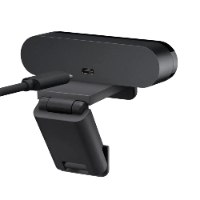 מצלמת רשת Logitech Brio 4K – מצלמה שחורה עם כבל USB-C מחובר לחלקה האחורי