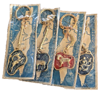 לוט של ארבעה מחזיקי מפתחות ממתכת ישראל שנות ה- 60, אריזה מקורית בצלאל גלגל המזלות זודיאק וינטאג'