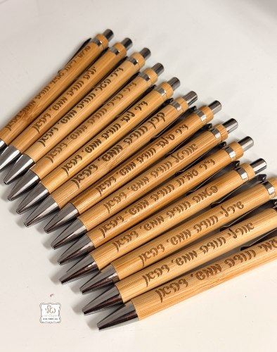 עט דמוי עץ בחריטה