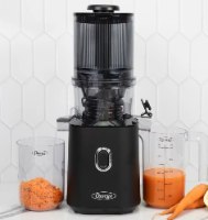 מסחטת מיצים Omega Multi Batch – מראה חזיתי עם מיץ ושאריות גזר בקערות נפרדות