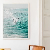 תמונת קנבס ממוסגרת של ים וגולשי גלים ממבט על "Lets Surf Together" |בודדת או לשילוב בקיר גלריה