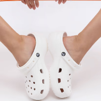 Crocs Classic - נעלי קרוקס קלאסיים בצבע לבן יוניסקס