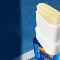 מארז זוגי של סטיק הגנה שקוף Anthelios SPF50+ מבית La Roche-Posay למריחה מהירה ללא מגע ידיים