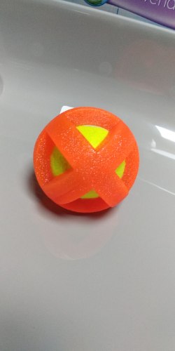צעצוע לכלב גומי קשיח עם כדור טניס בתוכו