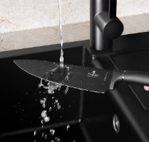 סט 5 סכינים כולל קרש חיתוך במבוק Berlinger Haus Matte Black BH2549 – פריט בודד של סכין שחורה נשטף בכיור מתחת לברז