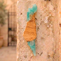 מזוזה מעוצבת צורת מפת ישראל – עץ זית ושרף יוקרתי